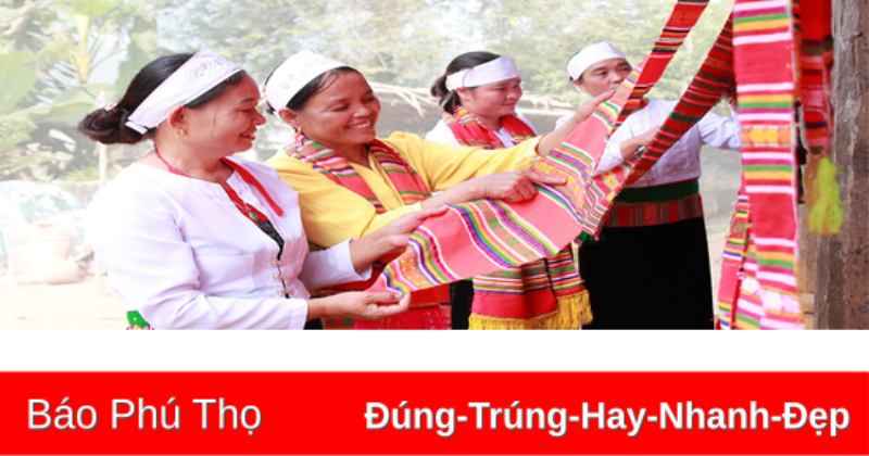 Một phụ nữ dân tộc Dao hoặc Mường trong trang phục truyền thống đang làm việc tại bản làng ở Vườn Quốc gia Xuân Sơn
